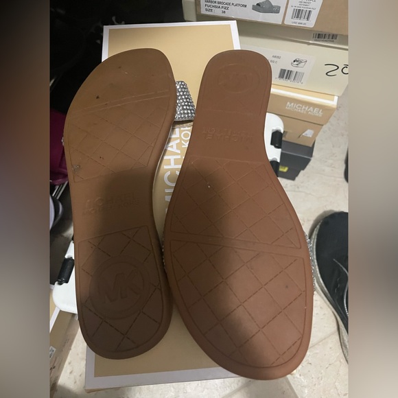 Excellent used condition. Barely worn Michael Kors Eleanor Slides Size 7 - Picture 2 of 4